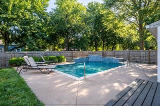 Spacious 5-Bed Home with Pool in Overland Par! 27 - 3