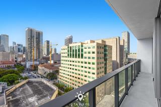 Contemporary Haven with Glass Views 2BR and BA in Miami - 2