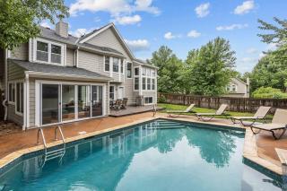 Spacious 5-Bed Home with Pool in Overland Par! 27 - 8