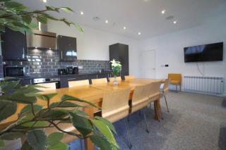 Entire Building- 3 Premium Apts - sleeps 24 - Central Thatcham -Groups & Parties - 7
