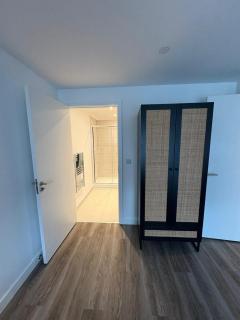 Stylish 2 bedroom modern apartment central to Eccles - 6
