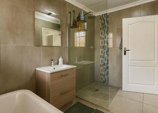 Well located Newlands 2BR Free Wifi Parking 5 min to Menlyn - 8