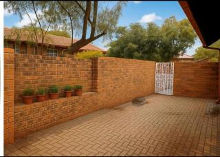 Well located Newlands 2BR Free Wifi Parking 5 min to Menlyn - 6