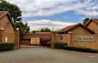 Well located Newlands 2BR Free Wifi Parking 5 min to Menlyn - 3