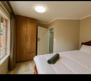 Well located Newlands 2BR Free Wifi Parking 5 min to Menlyn - 2