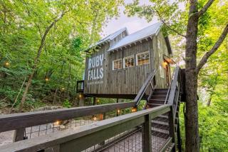 Treetop Hideaways: Redbud Treehouse in Chattanooga - 1