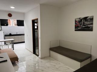 Apt em cond. Piscina, vaga e Wi-Fi, 5min da praia - 2