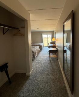 Mushroom Cap Motel - 6