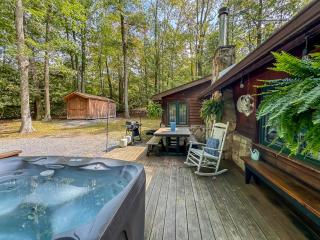 Iconic Private DCL Lakefront Cabin Hot Tub - 9