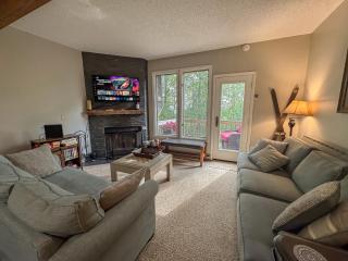 Townhome with Direct Ski Slope Access Lake Access - 4