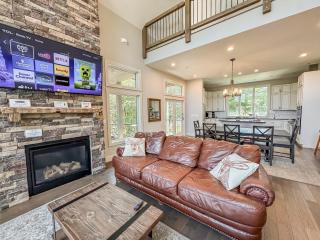 Slope Side Story: Ski-InSki-Out Luxury Home - 6