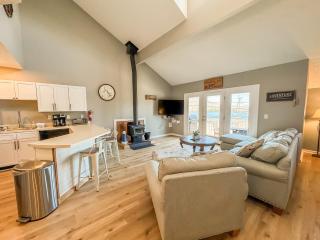 Charming Condo Lake Views Walk to Restaurants - 5