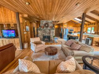 Amazing Outdoor Tons of Seating Hot Tub Fire Pit More - 3