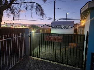 Cozy 1-bedroom recreational vehicle in fabulous Las Vegas with AC - 7
