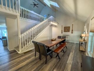 Lakeslee Lodge: Spacious 6BR retreat with lake access and community pool in Oakland MD. - 8
