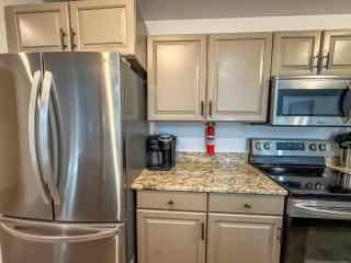 Lakeslee Lodge: Spacious 6BR retreat with lake access and community pool in Oakland MD. - 6