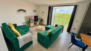 Morden 2 Bedroom Apartment with lift and Free Parking - 9
