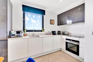Morden 2 Bedroom Apartment with lift and Free Parking - 3