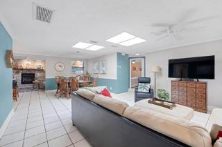 Shady Oaks - Breezy retreat w patio & beach access - 6