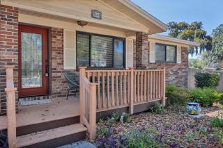 Shady Oaks - Breezy retreat w patio & beach access - 7