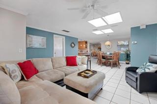 Shady Oaks - Breezy retreat w patio & beach access - 5