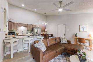 Poolside Hideaway suite Under the Oaks - 5
