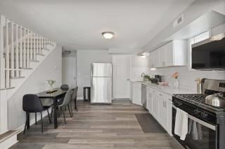 Modern 4BD 2BA Home Near Downtown Metra - 8