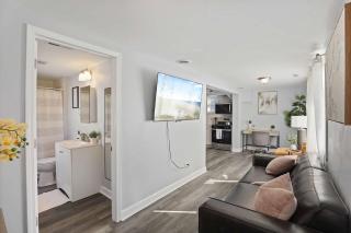 Modern 4BD 2BA Home Near Downtown Metra - 9