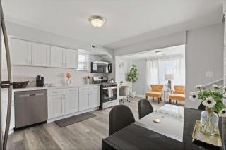 Modern 4BD 2BA Home Near Downtown Metra - 8