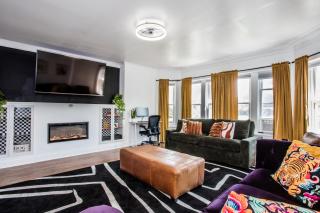 King Bed l Games l Near United Center & Walk to Train l Dedicated Workspace l Fireplace - 7