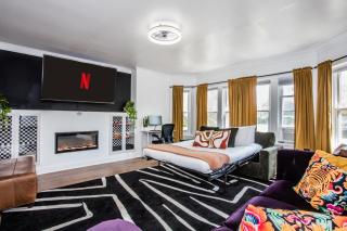 King Bed l Games l Near United Center & Walk to Train l Dedicated Workspace l Fireplace - 3