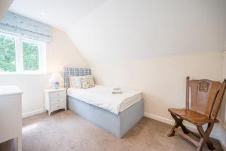 Modern 4BR Retreat Near the Coast - 4