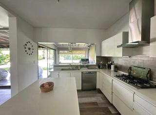 Casa con galería y parrilla techada - 1