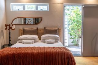 Bohemian Private Flat, Aircon, Secure Parking - 4