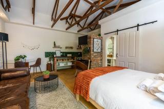Bohemian Private Flat, Aircon, Secure Parking - 6