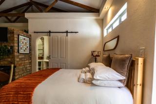 Bohemian Private Flat, Aircon, Secure Parking - 1