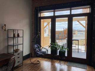 Luxe Main St Loft with Rooftop Lounge and Balcony - 9