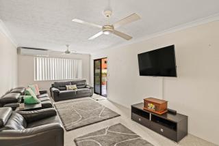 Burleigh Coastal Haven - Kingston 4 - 5