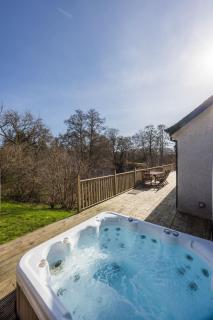 Ghillie's Cottage on the River Lochay - 0