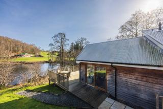 Riverbank- Glass-Fronted Riverside Stay -Hot Tub - 2
