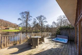 Riverbank- Glass-Fronted Riverside Stay -Hot Tub - 1