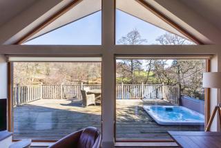 Riverbank- Glass-Fronted Riverside Stay -Hot Tub - 0