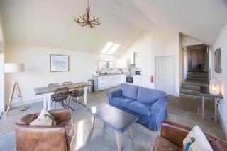 Riverbank- Glass-Fronted Riverside Stay -Hot Tub - 5