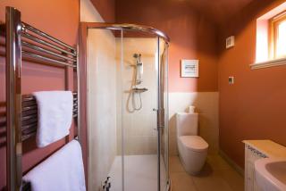 Riverbank- Glass-Fronted Riverside Stay -Hot Tub - 6