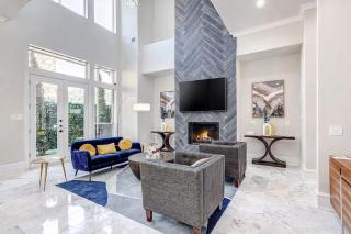 Luxury Oak Lawn Home | Game Room, Parking, Balcony - 9