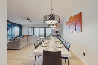 Impressive home with water view 2 large decks 2 living rooms & 2 master ensuites - 1 dog allowed! - 3