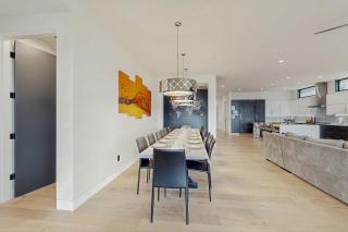 Impressive home with water view 2 large decks 2 living rooms & 2 master ensuites - 1 dog allowed! - 1