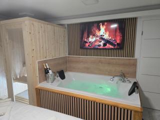 Jacuzzi & Sauna Edy room - city center - 7