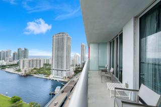 Sunny Bayview Apt with Balcony and Beach Access 2BR - 0