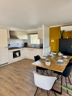 EuroParcs Schoneveld Breskens Huis Zeemeeuw mit Zaun Haus Nr J250 - 3